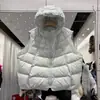 2026 Novo Colete de Penas Leve Acolchoado Feminino Curto com Capuz Espessado Quente de Penas de Pato Branco