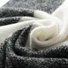 2025 Nuevo Chal de Color Contrastante para Otoño e Invierno Cálido y Pesado con Costuras Blancas y Negras Estilo Neutro Europeo y Americano Bufanda de Cachemir Tejida