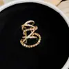 Clip de oreja de cruz multicapa con baño de oro real de 14k y circonita, aretes de lujo ligero, clip para cartílago de la oreja, accesorio de oreja de diseño de nicho sin perforación
