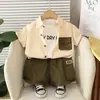 Conjunto de Verano de Manga Corta para Niños 2026 Nuevo Conjunto de Verano Bebé Elegante Versión Coreana Camisa Infantil de Doble Bolsillo Conjunto de Tres Piezas Moderno
