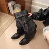 Botas de cavaleiro plus size com design de perna fina, bico fino, estilo sexy, botas longas pretas com rebites e salto grosso para mulheres, modelo novo