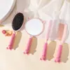 Set de Peine para el Hogar Estilo Gato, Suave y Lindo, Color Café, Juego de Cuatro Piezas: Espejo de Maquillaje de Mano, Peine Masajeador para el Cuero Cabelludo de Mujer, Set de Espejo y Peine