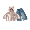 Conjunto de Tres Piezas para Bebés y Niños Pequeños: Top Básico Dianxi con Sudadera con Capucha y Lazo, Jeans de Dibujos Animados para Niñas