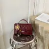 Bolsa de mão acolchoada estilo Chanel para mulheres, versátil e elegante, cor sólida, de ombro e transversal, verão 2026.