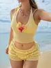 Conjunto de dos piezas de punto calado estilo vacacional para mujer, top corto ajustado de cuello halter en V con pantalones cortos de volantes, atuendo sexy