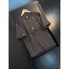 Camiseta de hombre de color verde oscuro estilo americano con estampado tie-dye y bordado, diseño de manga corta de manga corta y cuello pequeño, ideal para el verano.