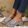 Amazon Novas Chinelos de Solado Grosso Primavera/Verão 2026 Femininos Casuais Confortáveis Tamanho Grande Chinelos com Fivela de Metal Dropshipping