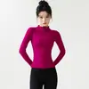 Nova jaqueta fitness de corte tridimensional para mulheres, cardigã com zíper e design de furo para o polegar, peça externa curta slim fit, top de yoga