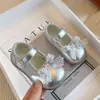 Sapatos Andadores de Bebê Fofos Meninas Laço Sapatos Pequenos de Couro 2026 Primavera Novo Sapatilhas Baixas Infantis Estilo Coreano