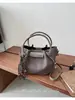 Bolsa de Mão Retro Transfronteiriça Feminina Nova Pequena de Design de Nicho Bolsa Retro para o Dia a Dia Versátil de Ombro Único Transversal Tendência