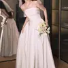 Vestido de Noiva Leve Tomara-que-caia Estilo Francês para Noivas, Vestido Simples de Cetim Petite para Noivado, Vestido Formal Branco para Registro de Casamento, Elegante Vestido de Casamento