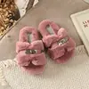 Zapatos Peludos Estilo Hada Francesa Casual para Niñas 2026 Nueva Llegada de Invierno Calzado para Exteriores Suela Suave Punta Abierta Tira Única Pantuflas de Algodón