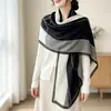 Bufanda versátil de algodón y lino nueva para primavera y verano, calentador de cuello simple con bloques de color blanco y negro, chal, bufanda larga de doble uso para protección solar