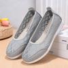 Zapatos de tela antiguos de Beijing para mujer, nuevos zapatos de verano para madres de mediana edad, zapatos de malla de abuela con suela suave antideslizante, zapatos de malla transpirables para personas mayores.