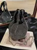 Bolso de mano con tachuelas de diamantes transfronterizo para mujer, nuevo bolso tipo cubo retro francés 2026, bolso de hombro casual de alta gama