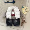Chaleco de plumón para niño para otoño e invierno, ropa exterior para niños, chaleco de dibujos animados, conjunto de tres piezas moderno estilo coreano para bebé, 90% plumón de pato blanco