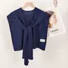 Elegante chal fino de punto al estilo de las celebridades de internet coreanas, hecho de mezcla de lana, adecuado para llevar en capas sobre un chaleco o camisa estilo vacacional