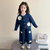 Traje de mezclilla floral para niñas estilo coreano, nuevo conjunto de dos piezas de moda primavera y otoño 2026 para niñas pequeñas