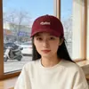 Boné de Baseball com Aba Larga e Bordado de Letra para Mulheres, Novo Estilo Primavera, Versátil, Aba Larga, Faz o Rosto Parecer Menor, Boné de Baseball de Coroa Profunda