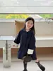 Nova Roupa Infantil Estilo Coreano Outono 2026: Elegante Trench Coat Estilo Britânico com Gola Plissada e Laço para Meninas