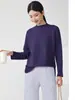 Top plissado de alta qualidade com um design único, novo estilo de outono para mulheres, corte solto, modelagem que afina a silhueta, camiseta de manga comprida com gola alta pequena