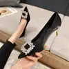 Outono 2026 Novo Estilo Elegante Fivela Quadrada com Strass Bico Fino Decote Baixo Salto Fino Sapatos de Salto Baixo Versáteis Moda Sapatos de Salto Baixo