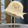 Nuevo sombrero de otoño para mujer estilo japonés, sombrero de punto floral, versátil y favorecedor, sombrero de lana, sombrero de pescador retro artístico