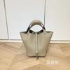 Bolsa Cesta de Verduras para Suegra Estilo Nuevo Otoño 2025 Bolso de Mano de Cuero Genuino con Patrón de Lichi Bolso Cubo de Piel de Vaca para Mujer