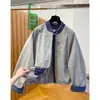 Nuevo diseño 2026, chaqueta de mezclilla patchwork elegante y única para mujer, corte holgado, cuello alto, estilo chaqueta de béisbol, versátil para primavera