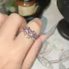 Anillo Versa Suave Estilo Girly con Circonita Rosa Microincrustada para Mujer, Anillo Abierto con Moño Chapado en Oro de 18K Tachonado de Diamantes, Venta al por Mayor por Pieza
