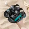 Sandálias infantis 2025 novas sandálias de verão antiderrapantes com sola macia para meninas, sapatos infantis médios e grandes com velcro, sandálias de praia para bebês
