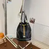 2026 Verão Nova Bolsa de Mão Vintage Tendência com Rebites Bolsa Saco Fashionável Bolsa de Ombro Única com Toque Relaxado