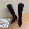 Novedad Otoño/Invierno 2026 Moda Versátil Hebilla Marrón Punta Fina Sexy Tacón de Aguja Alto Elegante Cierre Lateral Botas Altas hasta la Rodilla