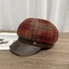 Gorra Octogonal de Estilo Japonés Retro Británico a Cuadros 2026 para Mujer, Otoño e Invierno, Versátil Artística Gorra de Boina con Visera de Cuero que Hace que la Cara Parezca Más Pequeña