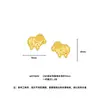 La nueva colección de Zhoujia de collares y pendientes con colgante de oveja de cristal de hielo, que presenta un pequeño diseño de oveja al estilo de la joyería zodiacal de oro y plata de Yunnan.