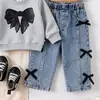 Conjunto infantil de comercio exterior transfronterizo: sudadera nueva con pajarita para primavera/otoño + pantalones vaqueros retro de pierna ancha, casual y cómoda, venta al por mayor