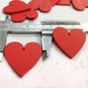 Parche de amor rojo de madera de alta calidad y bajo precio, colgante de madera pintado con amor, accesorios creativos hechos a mano para bricolaje