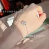 Vanjia Chapado en Oro de 18 Quilates Pétalo de Trébol Diamante Completo Cadena para Clavícula de Trébol Lujo Ligero Colgante de Flor Única Anillo de Flor