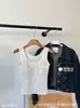 Regata Estilosa de Falso Duas Peças com Ombros Largos para Primavera e Verão Feminina, Lindo Design nas Costas, Adequada para Usar em Camadas ou Sozinha, Top Simples e Confortável sem Mangas