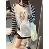 Además, el nuevo modelo de otoño presenta un divertido estampado de cachorros con rayas de colores contrastantes y una camiseta raglán holgada de manga larga MQ1755