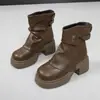 Botas de tornozelo quadradas com salto grosso para atacado transfronteiriço para mulheres, nova coleção outono/inverno 2026, design versátil com fivela, elegantes botas pretas da moda