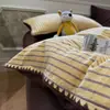 Nuevo conjunto de cuatro piezas de gasa con rayas de lujo ligero, estilo ins, puntada de triángulo simple, borde de concha, funda de edredón de algodón puro para dormitorio, juego de 3 piezas