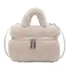 Nuevo bolso de mano de felpa de lana de cordero estilo japonés y coreano, un bolso cuadrado pequeño moderno y versátil para mujer, perfecto para otoño e invierno, con un look chic y sofisticado, y se puede llevar como bolso de hombro