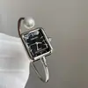 Reloj pulsera de perlas vintage para mujer, lujo ligero, exquisito, simple, elegante, versátil, reloj de cuarzo, accesorio para la mano
