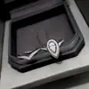Nuevo Anillo de Gota de Agua para Mujer Diamante Azul Anillo de Diamante V Dorado Diseño de Nicho de Moda Corona en Forma de V Propuesta Anillo en Forma de Pera