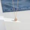 Colar de Aço Titânio com Pingente Redondo Totalmente Cravejado de Diamantes de Luxo Leve Europeu e Americano para Mulheres Pingente Cravejado de Diamantes de Nicho Acessório de Alto Padrão Colar Versátil para a Clavícula