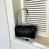 Novo modelo de outono de 2026, cor sólida, estiloso e atraente, bolsa transversal simples, bolsa quadrada pequena com padrão trançado versão coreana, bolsa de ombro da moda