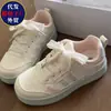 Sapatos brancos para combinar com saias para mulheres, novo design chique de nicho 2026 tênis casuais esportivos para estudantes