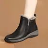 Outono/Inverno 2026 Sapatos Quentes com Plus Veludo para Meia-Idade e Idosos Superfície de Couro Zíper Lateral Solado Macio Antiderrapante Salto Bloco Botas Casuais de Cano Curto