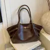 Bolsa Transfronteriza de Gran Capacidad para Mujer Otoño e Invierno Retro 2025 Nueva Bolso de Hombro Casual Plisado Texturizado Bolso Tote para Estudiantes